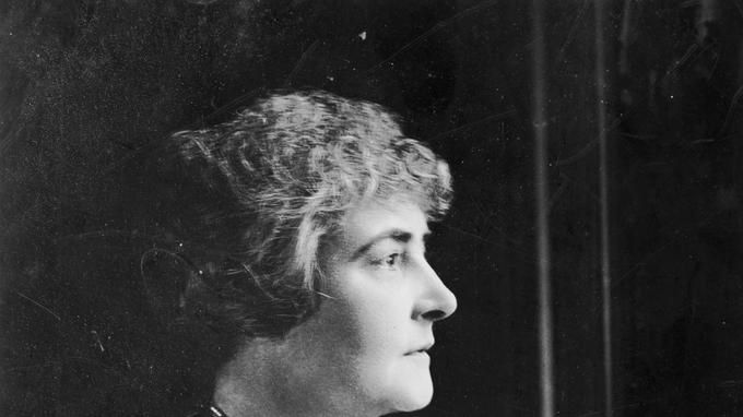 GEFeminin's tweet photo. Aujourd’hui, @France5tv lance une série de 5 documentaires sur «Les Femmes dans l’histoire». 1ere émission sur Anne Morgan, une Américaine sur le front de WWI https://t.co/EjWTq5zSNq https://t.co/FjBE4SYH3T
