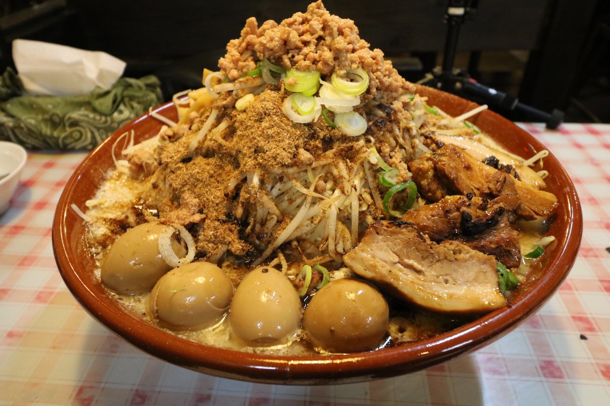 らすかる らーめん布袋 7 チャレンジラーメン 節の効いた濃厚なスープとぷりぷりっとした太麺 豊富なトッピングメニューがありチャレンジながら最後まで美味しくいただける一杯 やっぱり何度見ても絵になる素敵な盛り付けです 美味しかったです