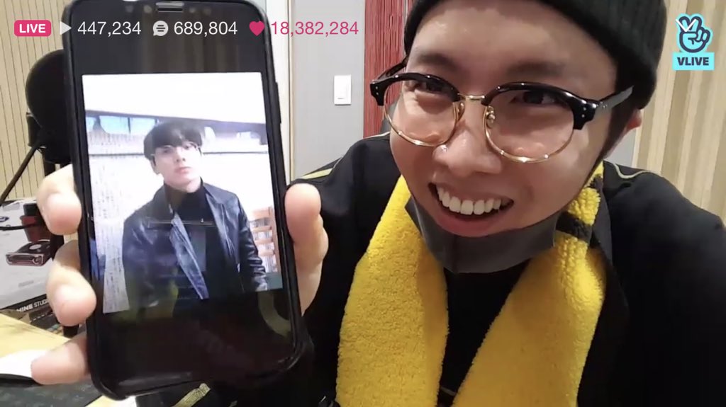 ジンパカ姉さん ホソク V Live 18 02 18 このメガネはナムジュンの物で 前にジンくん ナムさん グクと4人でご飯を食べに行ったとき 視力が悪いナムさんがすごく度のきついメガネをかけていたので みんなでかけてみたら面白くなったそうですwww ジンパカ姉さん ホソク V Live 18 02 18 このメガネはナムジュンの物で 前にジンくん ナムさん グクと4人でご飯を食べに行ったとき 視力が悪いナムさんがすごく度のきついメガネをかけていたので みんなでかけてみたら面白くなったそうですwww
