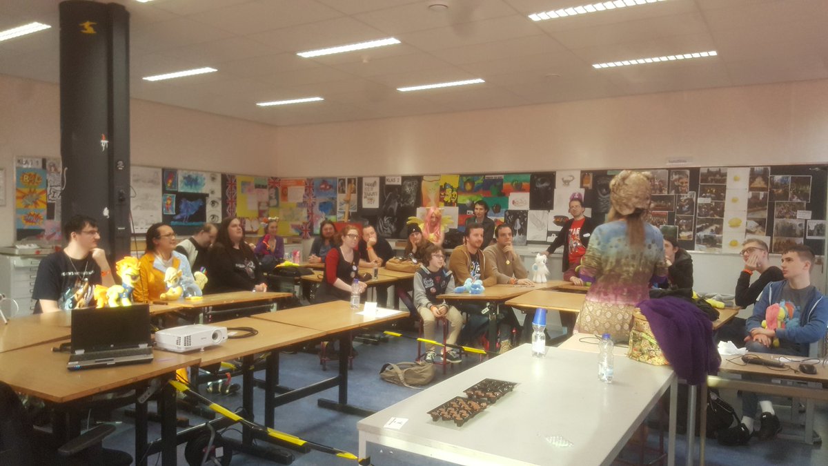HWConvention's tweet photo. Learn to voice act with @Elley_Ray at #hwcon2018 ! https://t.co/nRjJoczwZE