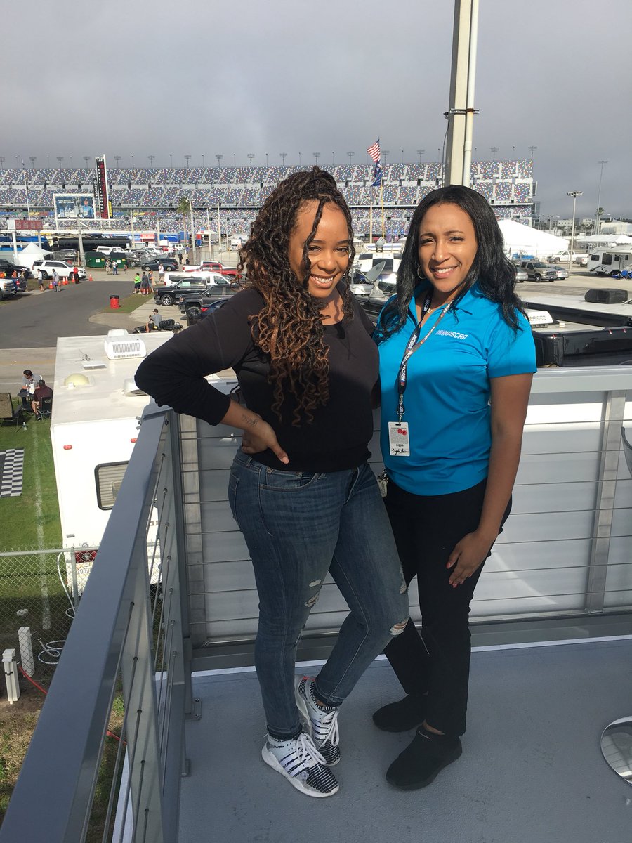 thedejahdenise's tweet photo. So glad we connected and even more excited that you’re having a great time @SheIsAngela. I feel magic in the air ✨! #Daytona500 #DaytonaDay #Speedweeks2018 https://t.co/EJ1rvfRThG