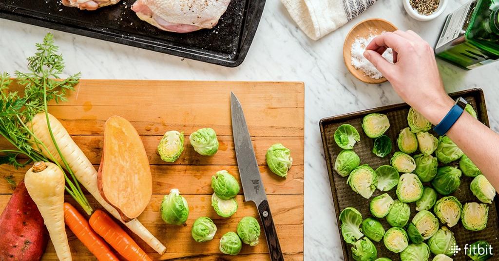 Fitbit_DE's tweet photo. Vorbereitung ist alles! Stell eine Liste von leckeren gesunden Zutaten zusammen, überleg dir ein paar schnelle Rezepte, mit denen du auch auf Vorrat kochen kannst, und schon bist du startklar für die Woche! Verrate uns deine Rezepttipps unter #FitbitTip https://t.co/ts2JKVihVp