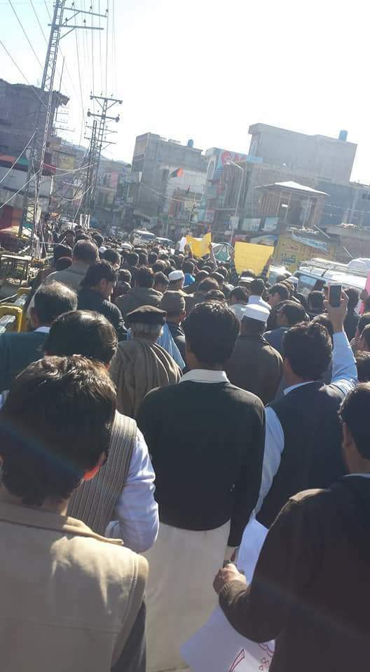 WazirMandokhail's tweet photo. سوات کے نوجوان چیک پوسٹوں کےُخلاف سراپا احتجاج
#PashtunRejectArmyCheckposts
#SwatProtest https://t.co/SuBvzcAVGc