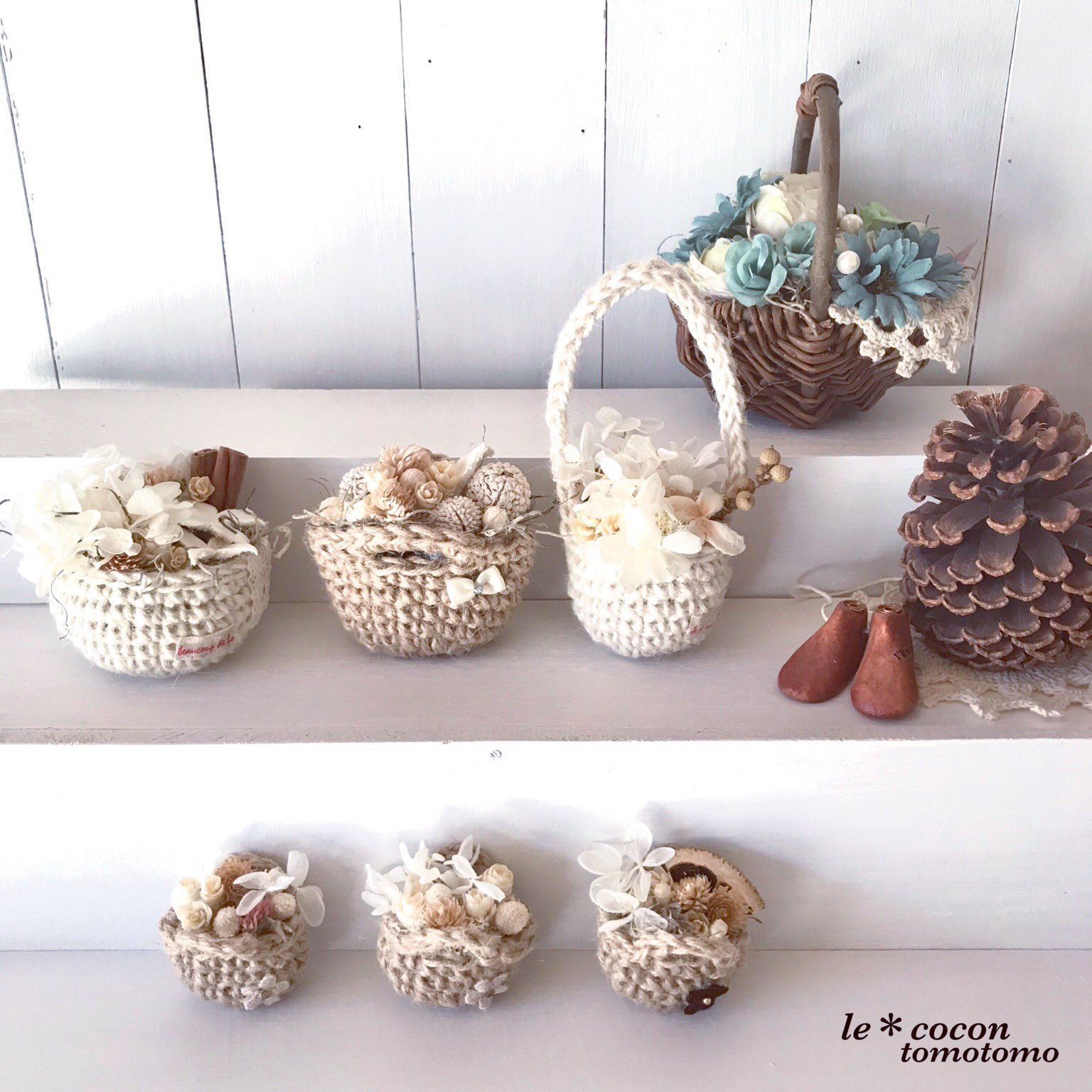 Le Cocon 麻紐で編んだミニバッグに明るいテイストでアレンジ 春が待ち遠しい 手作り 雑貨 ハンドメイド 麻紐作品 ミニバッグ ドライアレンジ 春小物 ナチュラルテイスト ディスプレイ 編み物 かぎ針編み T Co Vfoymmtqxq