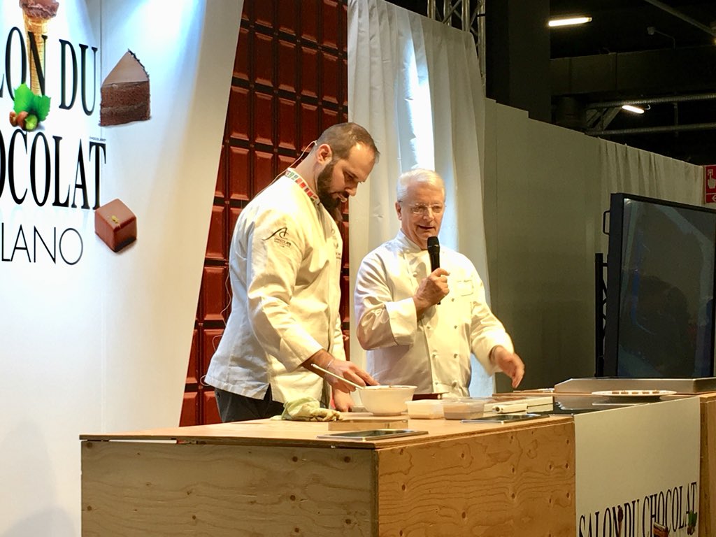 Il cremino a tre strati con i nostri <a href="/iginiomassari/">Iginio Massari</a> e <a href="/ComaschiDavide/">Davide Comaschi</a> #salonmi2018