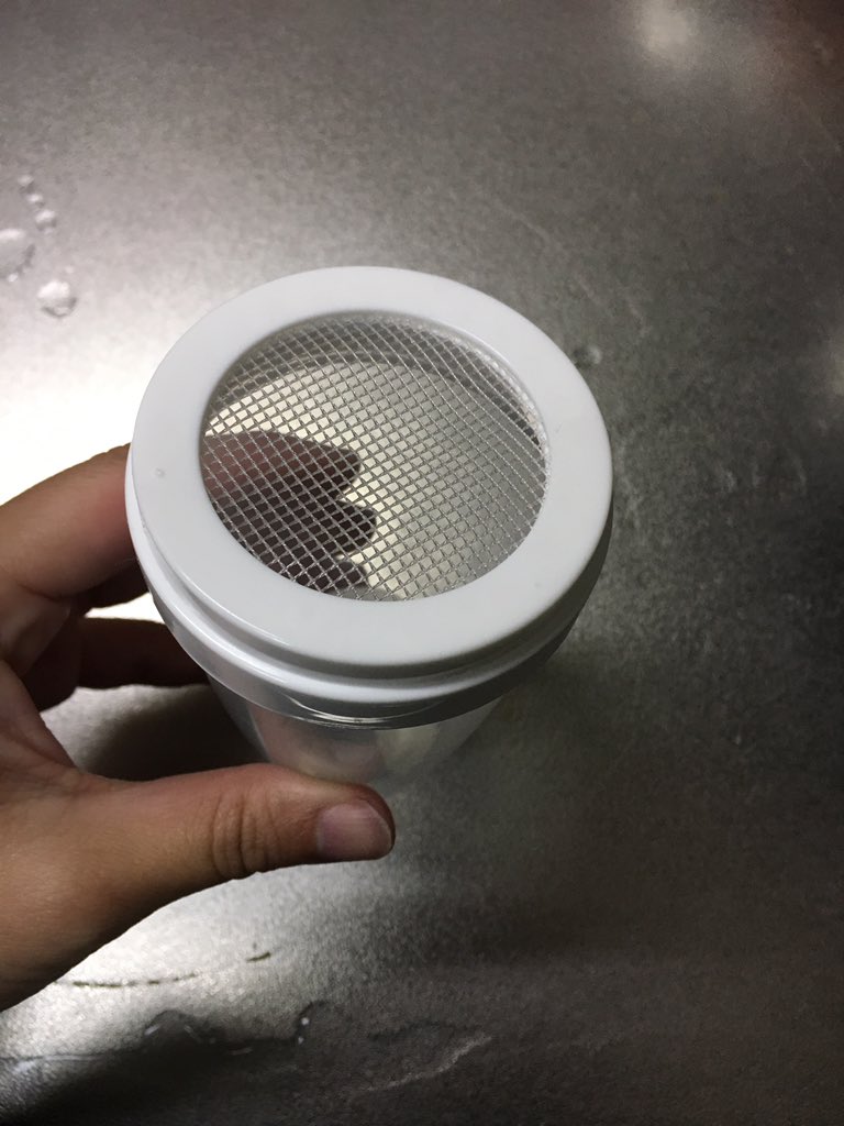 かすみん 100均の 小麦粉ふりふりストッカー に重曹入れたらはかどりまくり 今日はガス台と換気扇を掃除したけど 車 のシートの消臭にも使えそう ペットとかタバコの臭いのついたシートにふりかけてしばらく放置 掃除機で吸うと臭いが取れるらしい