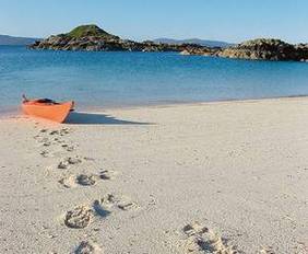 TrueHighlands's tweet photo. The #OuterHebrides is one of the most picturesque areas in #Scotland. Beaches, clear water, croft houses &amp; standing stones are but a drop in the ocean when it comes to things to see. 
https://t.co/EhGs67Ho9V
#lewis #harris #uist #barra #eriskay #westernisles https://t.co/AnbDOtcyfs