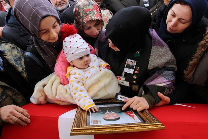 TTAgrup's tweet photo. Zeytin Dalı Harekatı’nda şehit olan Astsubay Kıdemli Çavuş Göksu Şafak Şahin'in Eşi: Bak kızım bu senin baban! 

KİNİNİZİ DİRİ TUTUN! https://t.co/O0t789c1R6