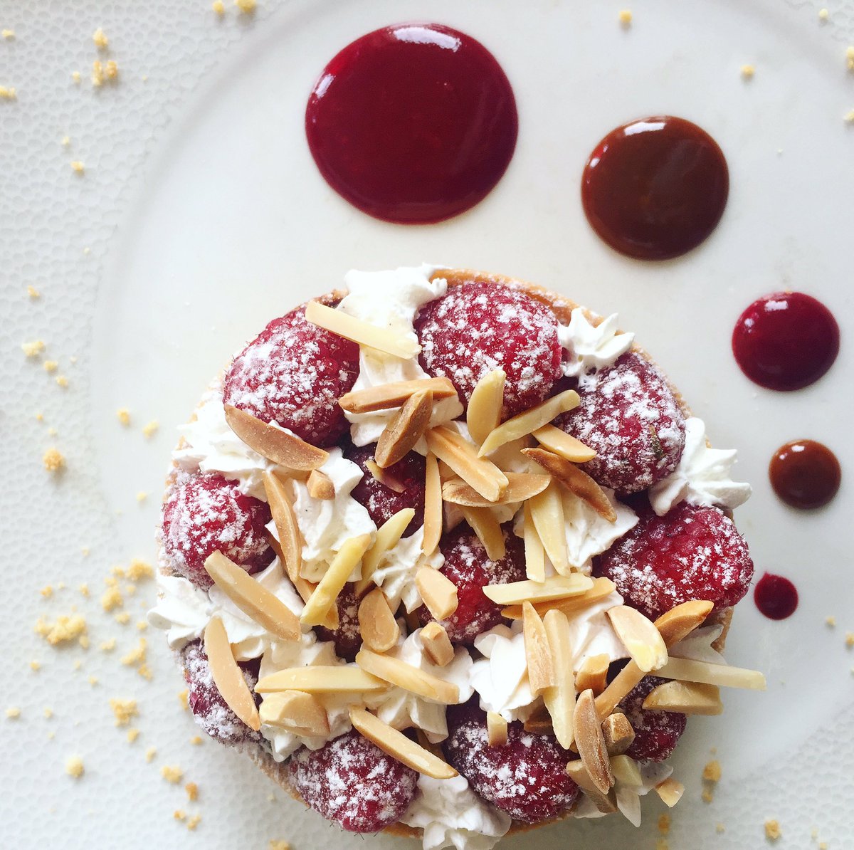 EmmaLaplace's tweet image. Un des meilleurs desserts jamais mangés ♡ • Une tarte framboises/chocolat absolument divine 🍓🍫• Doux dimanche à vous •