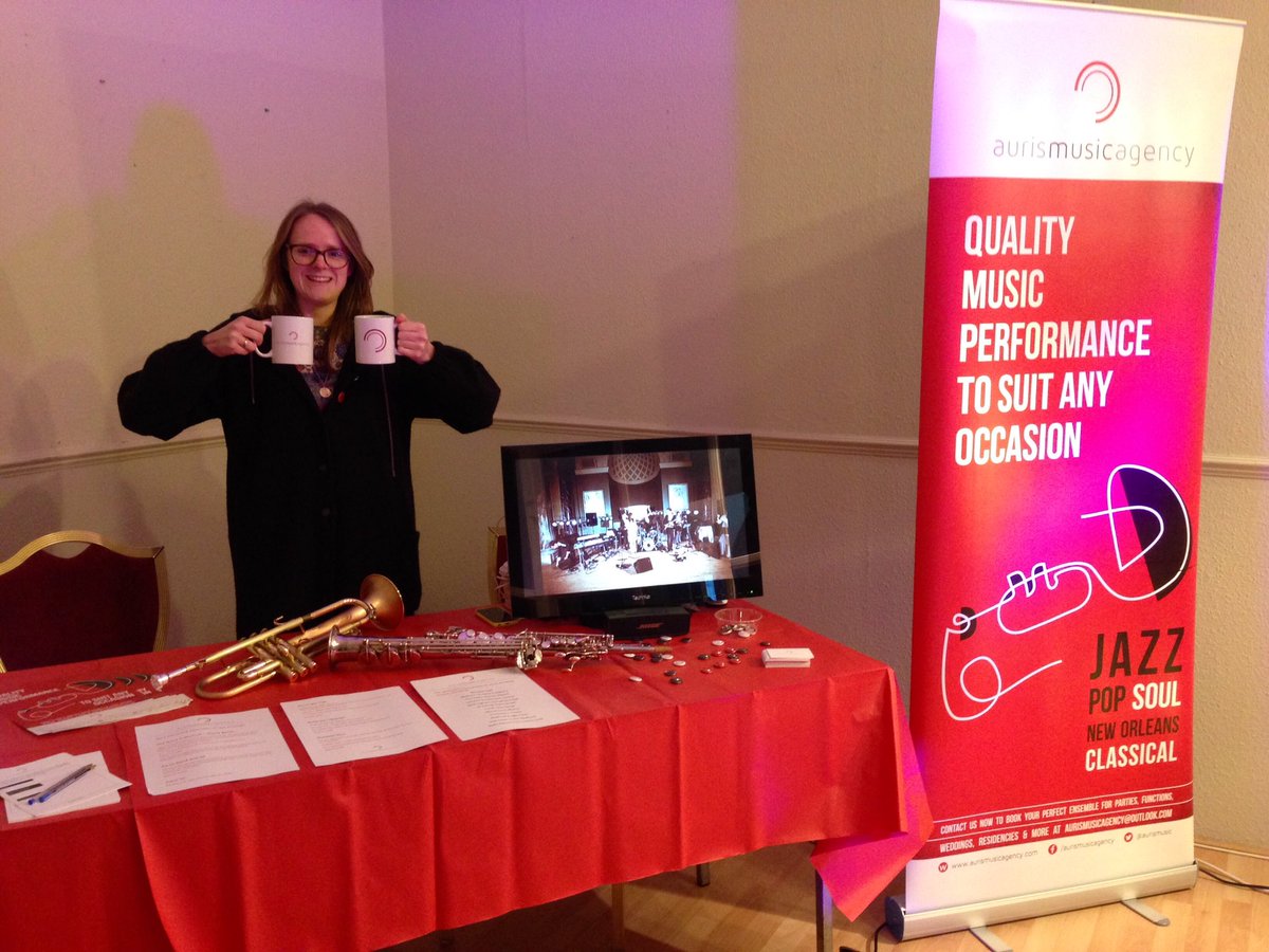 Hanging out with <a href="/aurismusic/">AURIS</a> at the wedding fair at the sculpture gallery <a href="/SGWoburn/">TheSculptureGallery</a> 😁 The tunes are a-rockin'!