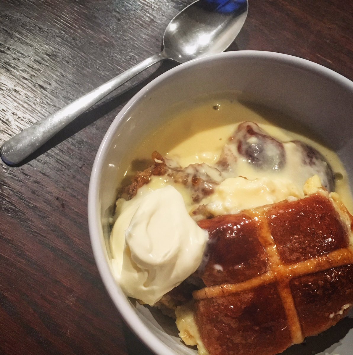 SianLovesFood's tweet photo. Oooosh Sunday night in a bowl, hot cross bun &amp; butter pudding with custard or cream, Both obvs!! 😛🍰 #hotcrossbun #pudding #happysunday https://t.co/ygUyWUWbEV