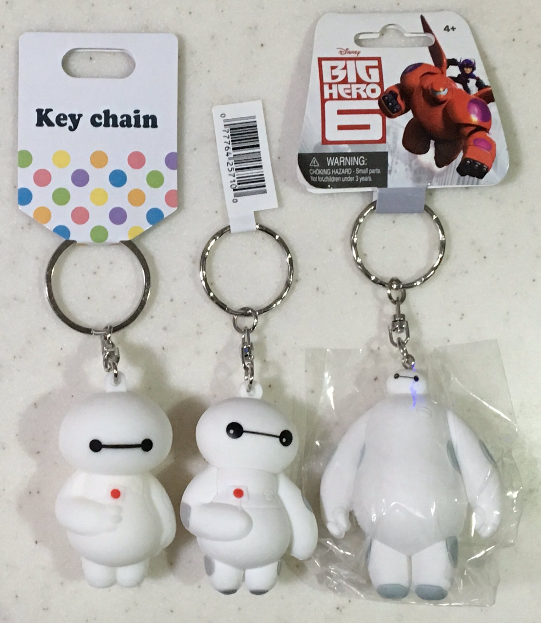てばさき 同じく ディズニーストアの ベイマックス キーチェーン 900円 香港ででにーで売られていたキーリングに似てる 比較用の写真 左端 日本ディズニーストアの 中央 モノグラム社のフィギュラルキーリング 右端 てばさき 同じく ディズニーストアの ベイマックス キーチェーン 900円 香港ででにーで売られていたキーリングに似てる 比較用の写真 左端 日本ディズニーストアの 中央 モノグラム社のフィギュラルキーリング 右端