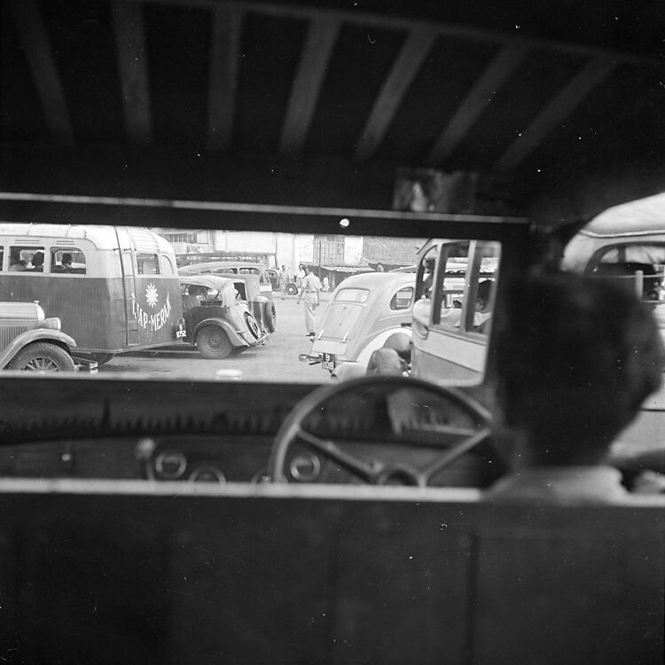 potretlawas's tweet photo. Satu hari dalam hidup seorang sopir #opelet di Jakarta tahun 1947. Potret karya Charles Breijer. https://t.co/WyPadj26nE