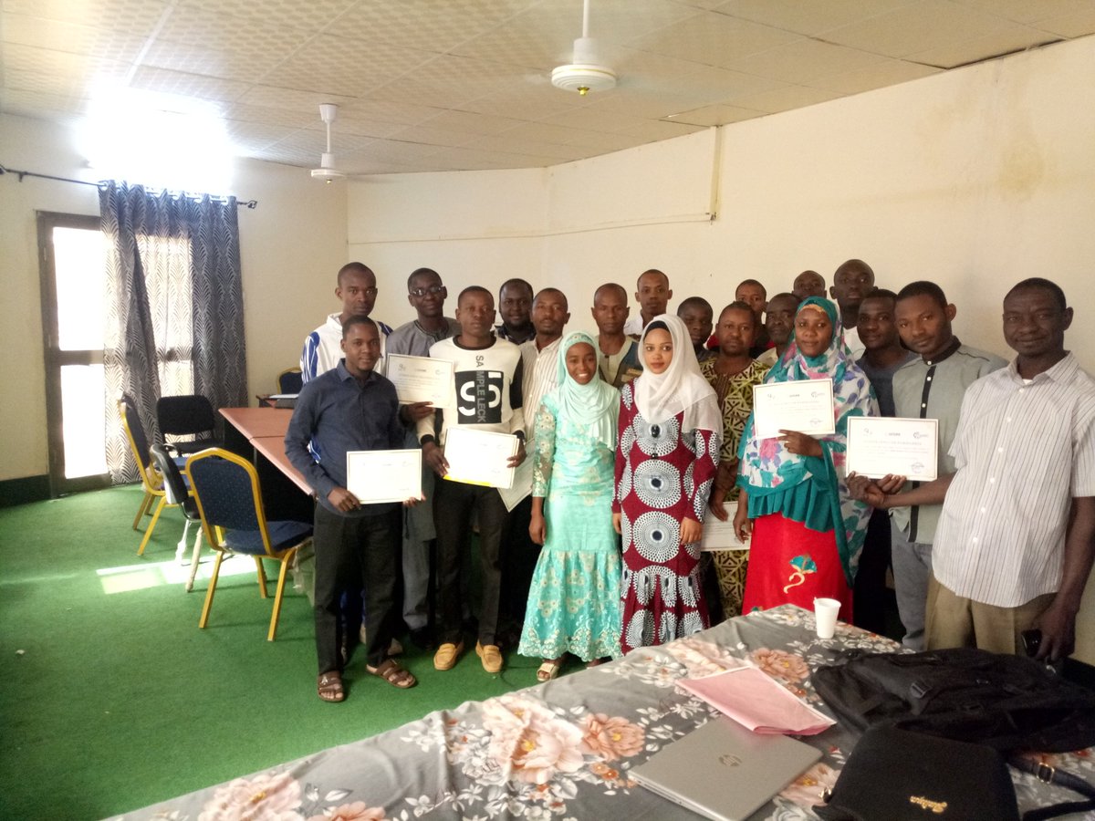 falher3's tweet photo. Photo de famille,Ce fût un immense plaisir de partager mes expériences de #cartographie_Numérique et de l'OpenData avec vous, @MapTicNiger #NigerMapping https://t.co/qXxT4CUvxu