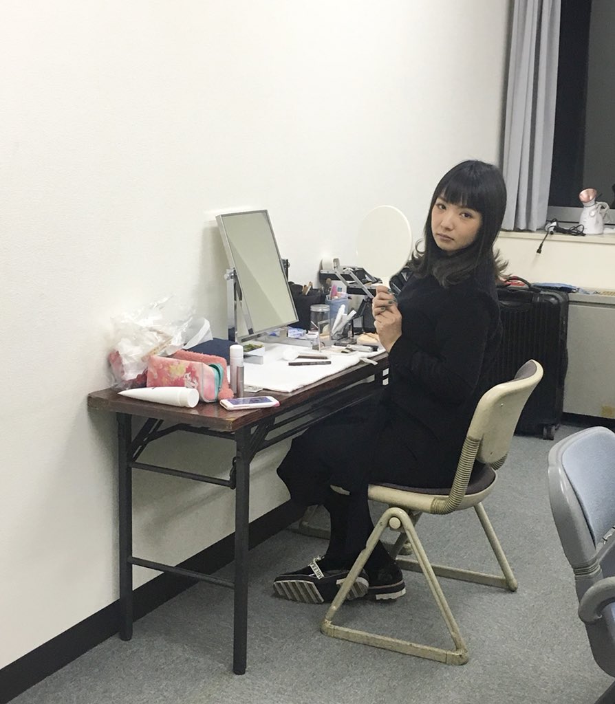 カメラ向けたら足を交差して決めポーズ カメラ向けたら足を交差して決めポーズ