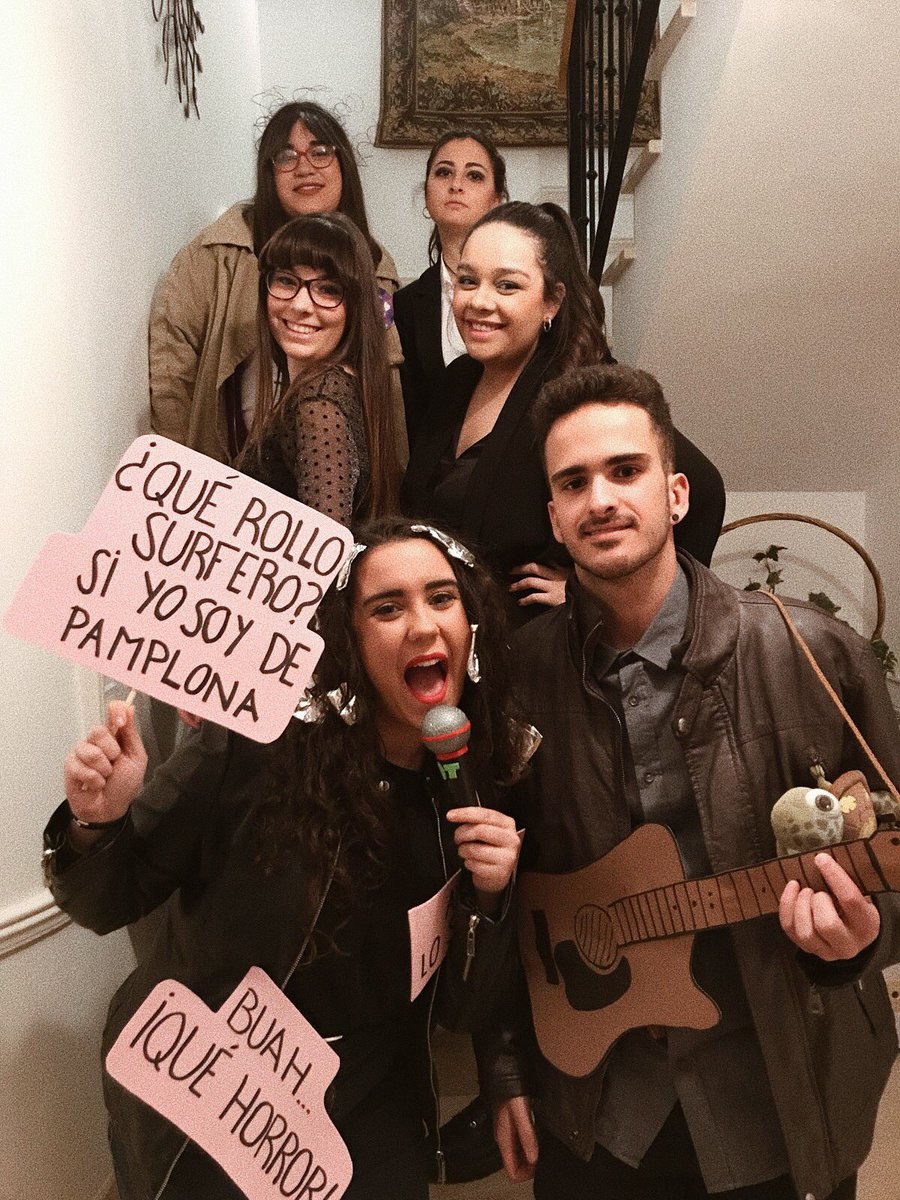 lizxcl's tweet photo. Así pasamos el carnaval #OTeando #OTDirecto18F #LoMalo #OT2017 @Roi_ot2017 @monicanaranjo @NoemiGaleraN @Amaia_ot2017 @Aitana_ot2017 @AnaG_ot2017 https://t.co/upRUzaNVQS