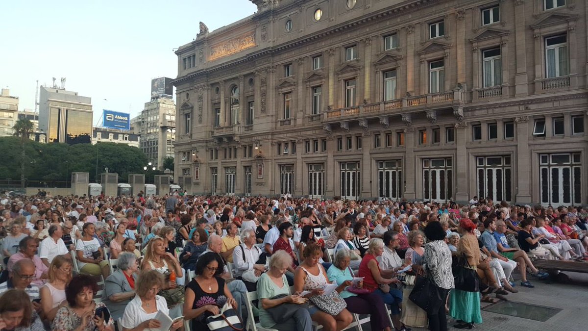 Ayer otra plaza llena para disfrutar de las últimas noches del #IVFestivalDeMusica en Plaza Vaticano. ¡Hoy no te pierdas el gran cierre a las 20hs! <a href="/eavogadro/">Quique Avogadro</a>