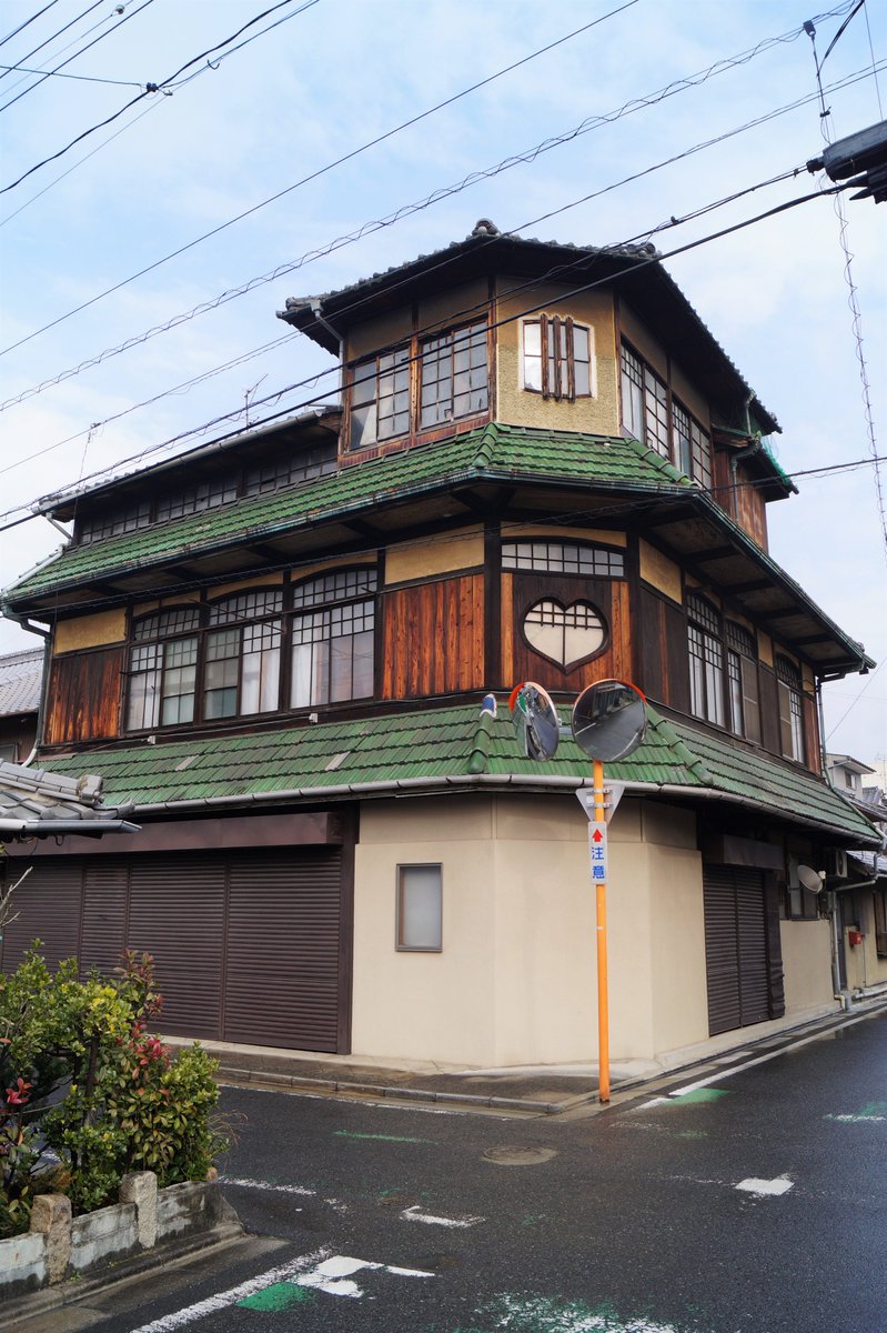 びるまち 福山 松永の近代建築 旧マネキ洋品店 1930年竣工 設計 長谷川工務店 洋品店として建てられた和風のお洒落な建物です 元々は2階建てで3階は戦後に増築したそうです ハートの窓が素敵です 近代建築 びるまち 福山 松永の近代建築 旧マネキ洋品店 1930年竣工 設計 長谷川工務店 洋品店として建てられた和風のお洒落な建物です 元々は2階建てで3階は戦後に増築したそうです ハートの窓が素敵です 近代建築