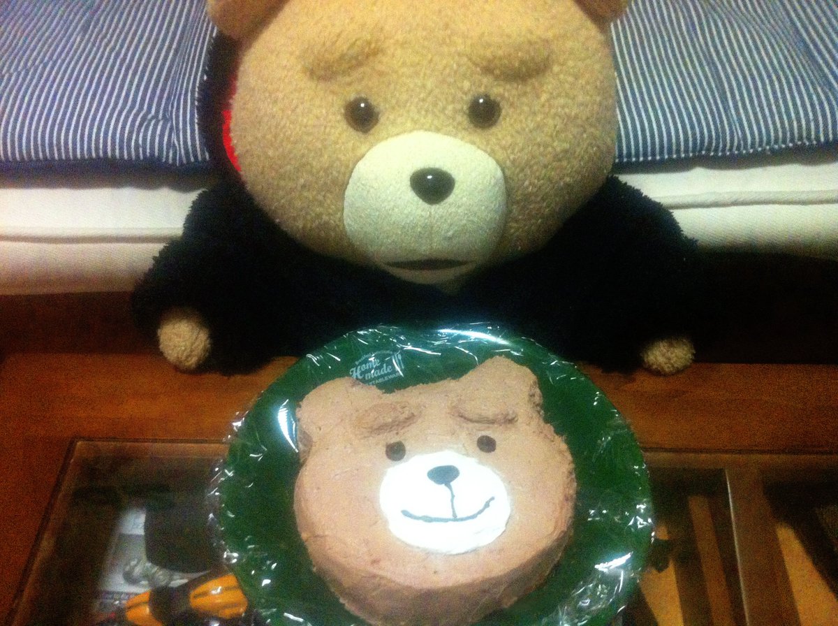 つるむらさき No Twitter テッドがうちの子になって３年 記念にケーキを作ってみた なあ これ切って食うのか 変なクマ テッド Ted Ted2
