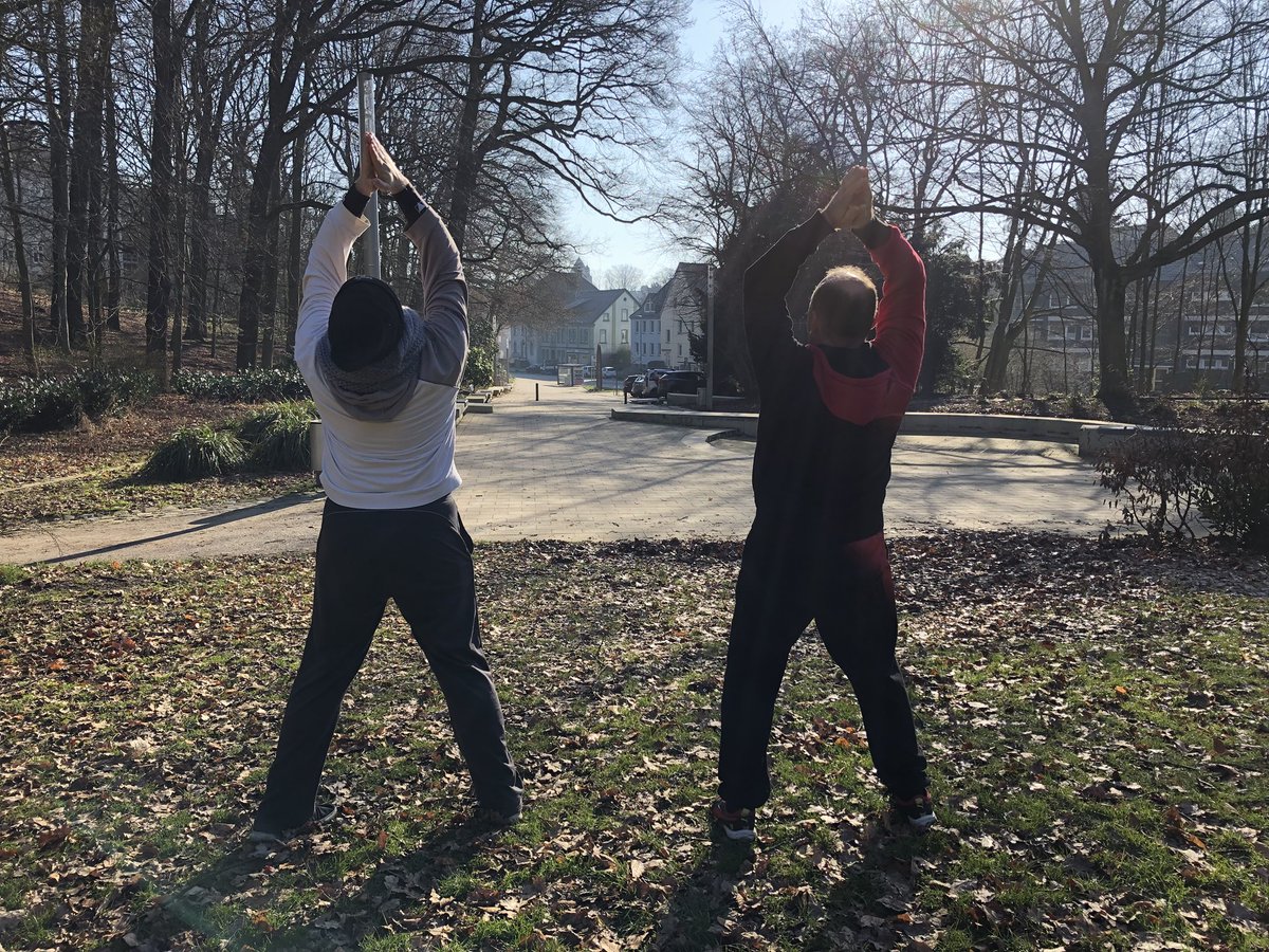 SwatHolger's tweet photo. Formen im Freien ist genau der richtige Start am Sonntag #EWTO #WingTsun #chikung #SundayMorning #GoodVibes #happyness #friends https://t.co/uEHPILzmCF