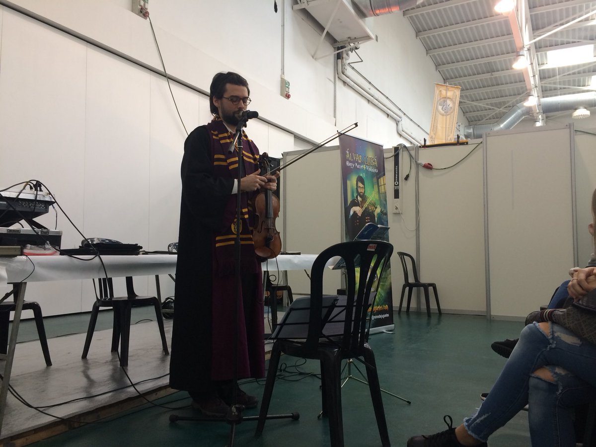 festivalvicomic's tweet photo. Concert de violí interpretant les cançons de Harry Potter al #vicomic https://t.co/yrEsuUS8aM
