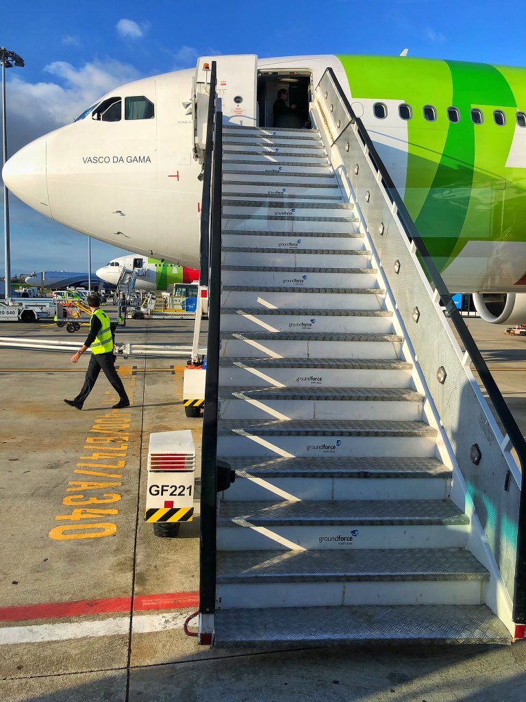 PontoDeEmbarque's tweet photo. The best way to board an airplane! 😍 w/ @tapairportugal at Lisbon Airport. ✈️ https://t.co/uu3RBesLgt