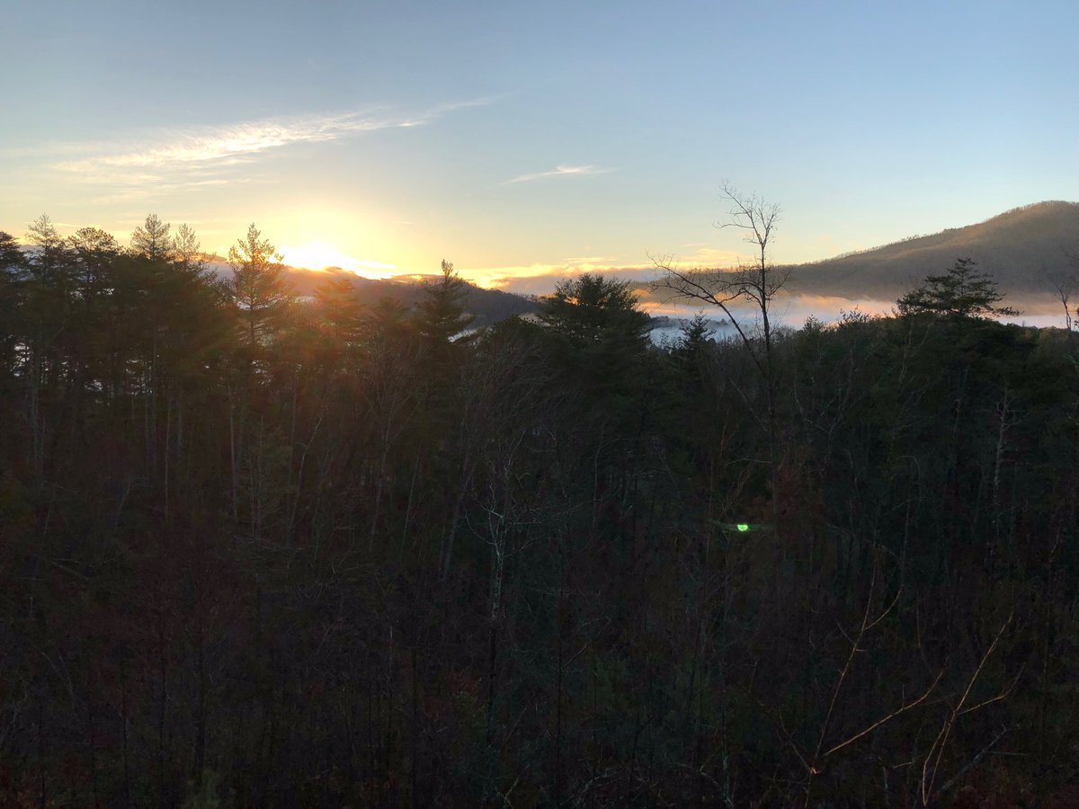 Braggasnoruss's tweet photo. Sunrise on a #SundayMorning in the Appalachians https://t.co/usb7rOFhSA