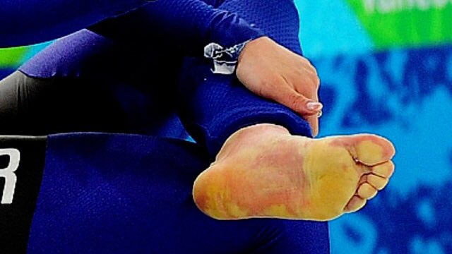 이상화 선수 발. 대한민국 첫 은메달. 함께 눈물 흘렀네요.