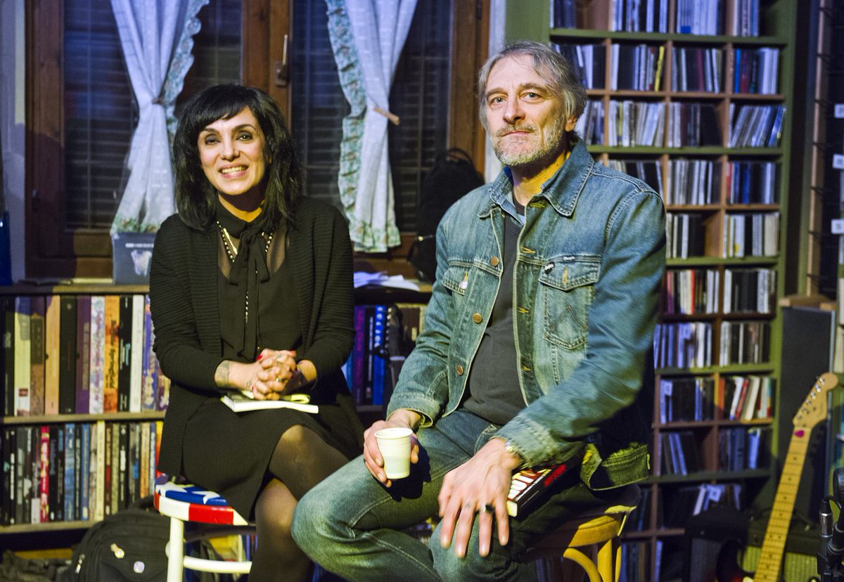 <a href="/lauragramuglia/">Laura Gramuglia</a> con <a href="/pratelli/">Maurizio Pratelli</a> a parlare di #musica e #vino protagonisti del libro 45 GIRI DI BIANCO allo spazio dell'#artista #rock Carlo Montana