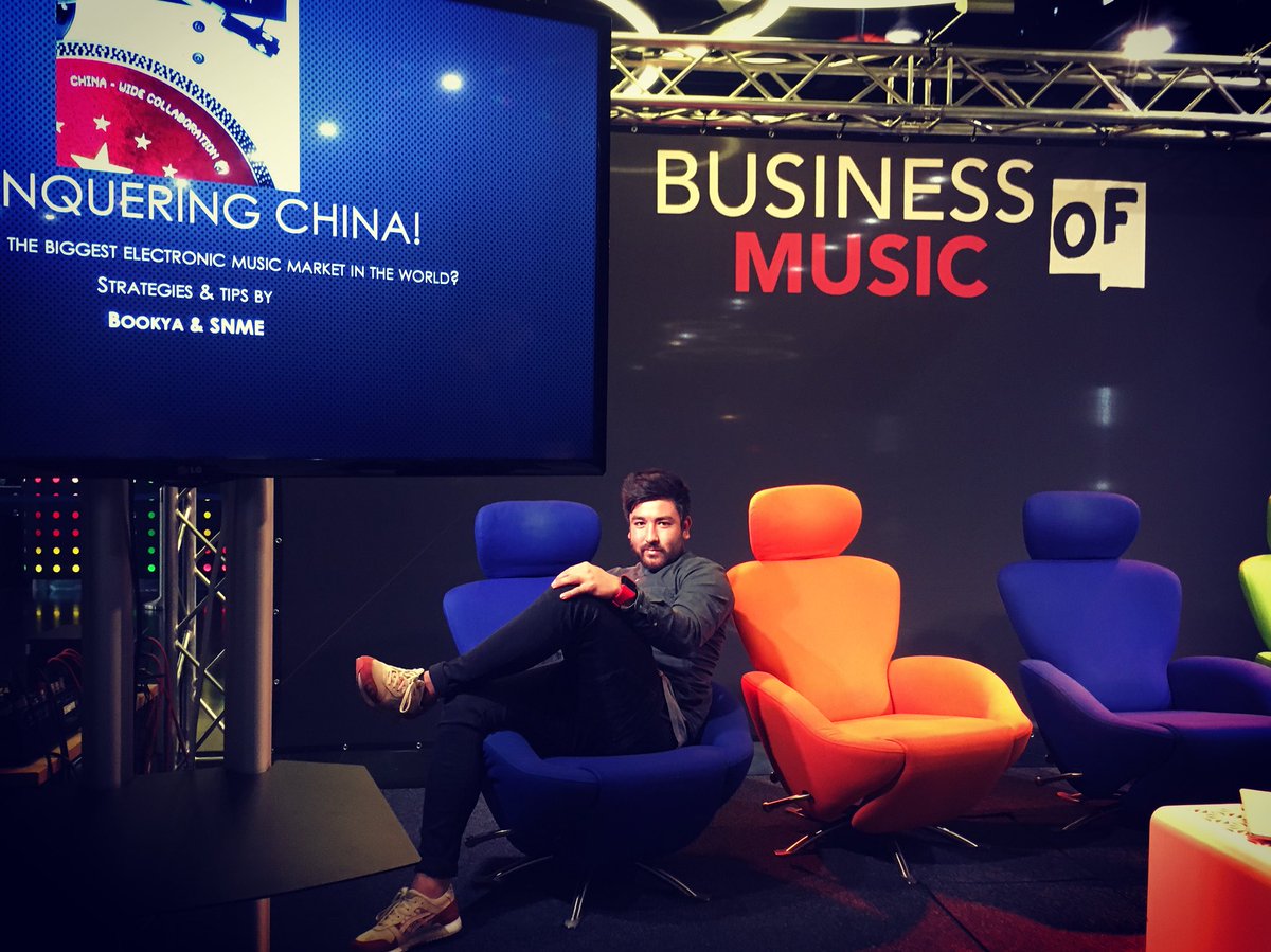 AMBIVALENZmusic's tweet photo. Participating in a panel at @dancefairofficial with @musicofmason this afternoon...🤐 #electro #acid #techno #house #ebm #dub #dj #djlife #tour #tourlife #producer #producerlife #studio #studiolife #business #on #sunday #dancefair #utrecht #jaarbeurs #q&a #music #bookya https://t.co/FYdLUjuPNd