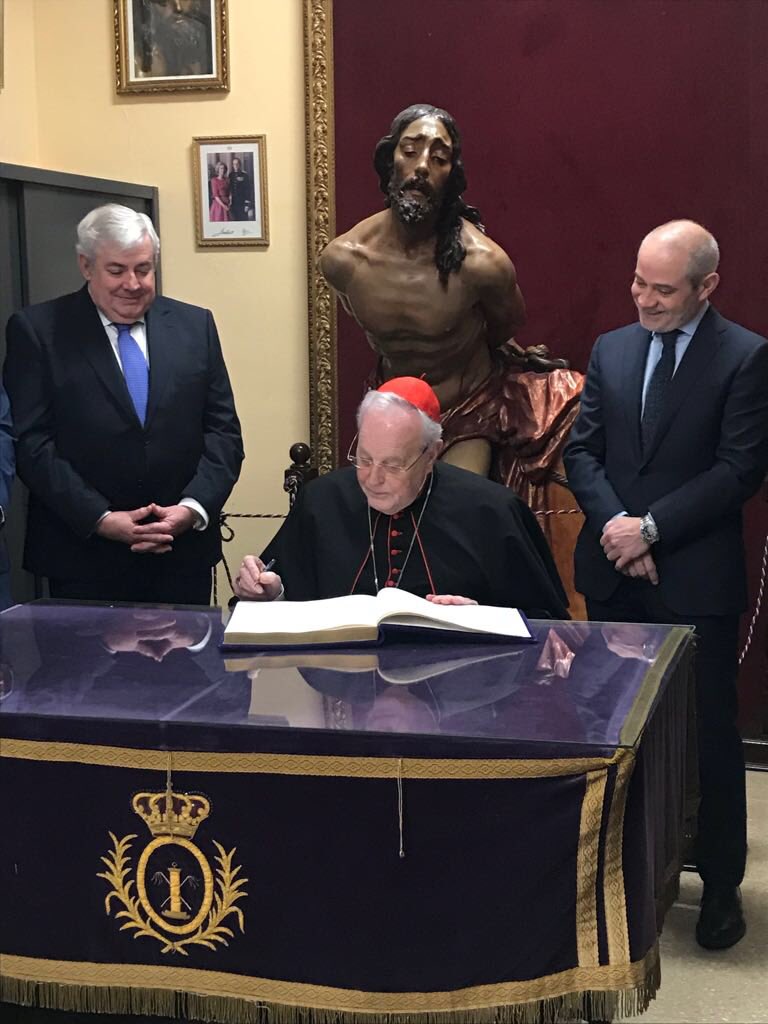 columnayazotes's tweet photo. Nuestro agradecimiento al Emmo. Rvdmo. Sr. Cardenal D. Carlos Amigo Vallejo, que ha tenido a bien honrarnos con su firma y unas hermosas palabras en el libro de honor de la Hermandad. https://t.co/7fM04A74zR