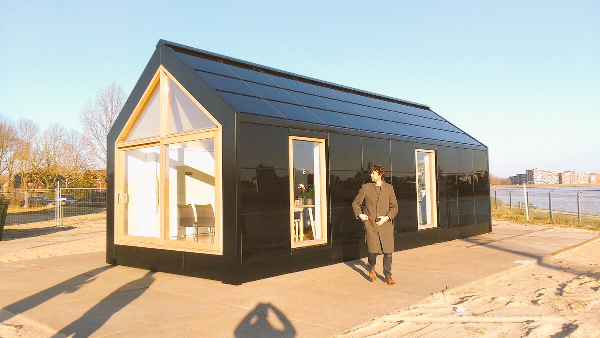 dirkjanjanssen's tweet photo. Tendencia holandesa: la casa minúscula.

Porqué?

- Huella ecológica mas pequeña.

- Independencia financiera.

- Como puedes ver abajo, es facil personalizar el diseño. Muros de escalada, totalmente cubierto de paneles solares, lo que quieras.

Menos casa, más vida. https://t.co/lKn0zBnuV5