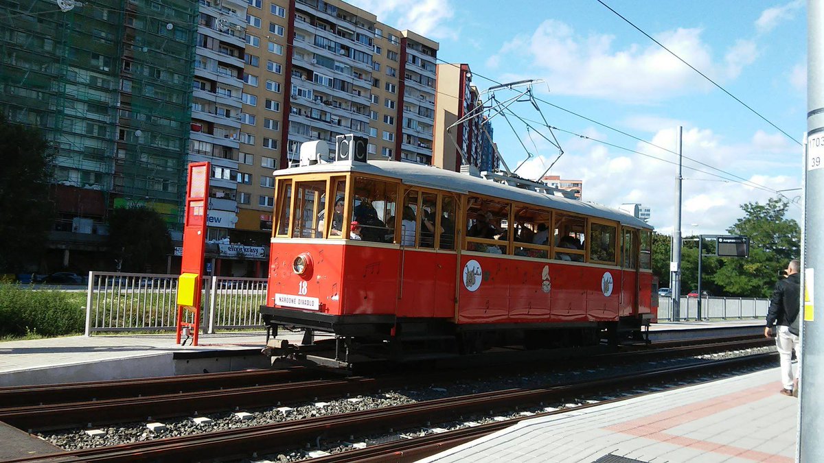 NasaPetrzalka's tweet photo. Fotka historickej električky v Petržalke od našej fanúšičky. Ďakujeme Vám za fotku.
Pred pár rokmi by sme si to ani nepredstavili a teraz ju tu máme. 😃
#milujemepetrzalku #elektricka https://t.co/eaC1C4l5Q2