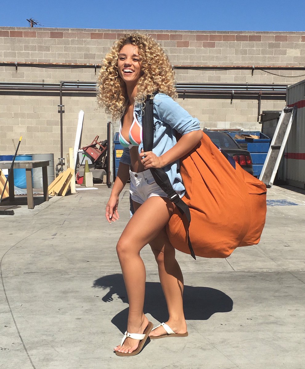 jenafrumes's tweet photo. Me: I’m strong &amp; independent, I can handle anything.
Also Me: https://t.co/Oa5leti3Gj