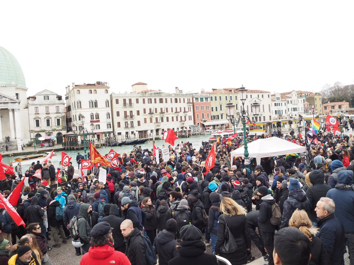 SherwoodFoto_SF's tweet photo. #Venezia #18Febbraio siamo in centinaia e centinaia di antifascisti e antifasciste per ribadire che i fascisti di forza Nuova non metteranno piede in laguna! #nopassaran #veneziaantifascista https://t.co/JNRBXMdZpB