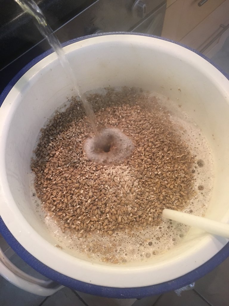 CastleABrewery's tweet photo. Smelling good and malty! Plenty of porridge too #silkysmooth #brewday #homebrew #mashing https://t.co/rQ9OMK1F3T