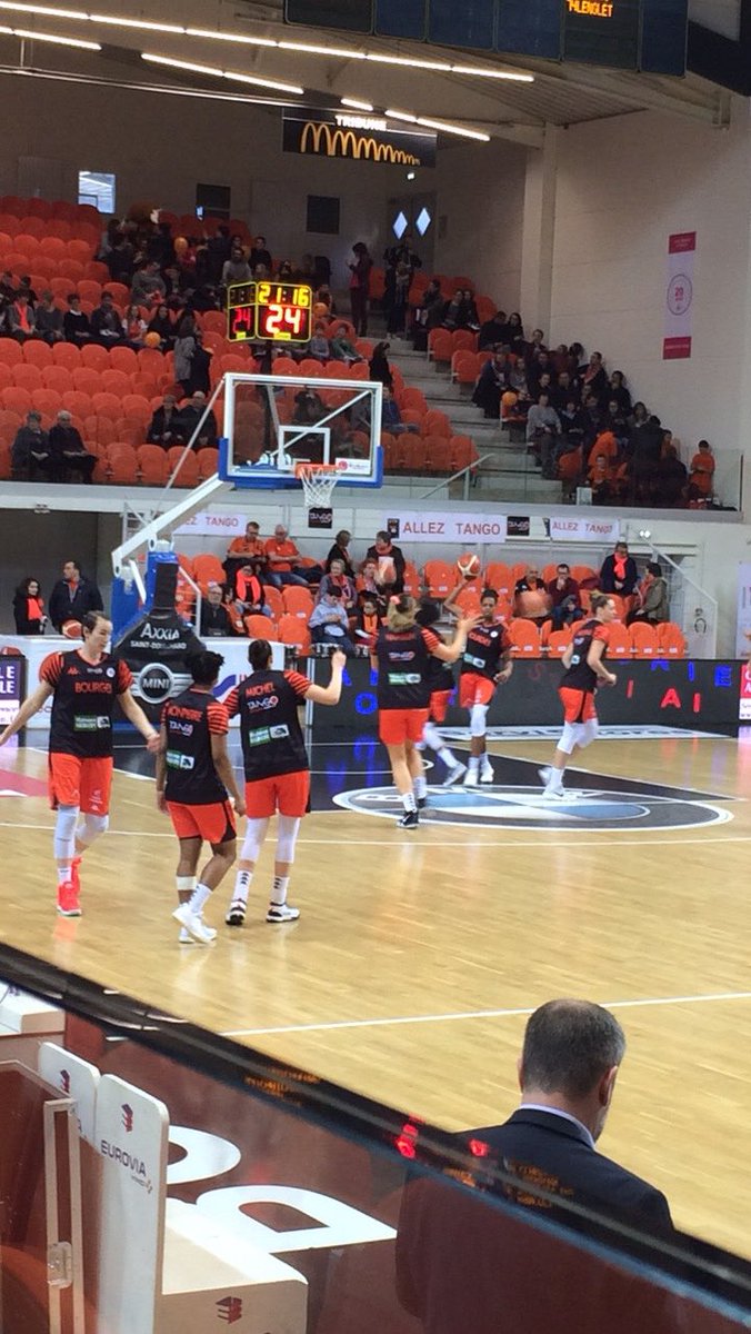 Sandranou's tweet photo. Comment on est près !!!!! @BourgesBasket #premiermatch https://t.co/uCxk2ddpHb