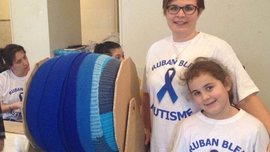 UnHandicap's tweet photo. Tricoter un immense ruban bleu pour sensibiliser au handicap de  l'autisme, c'est l'objectif de l'association icaunaise "Ruban Bleu #Autisme".Ce week-end elle organise un marathon tricot à Héry, et le ruban grandit à vue d’œil! https://t.co/F3D7PnD3Y1 https://t.co/4oeNNclHRV