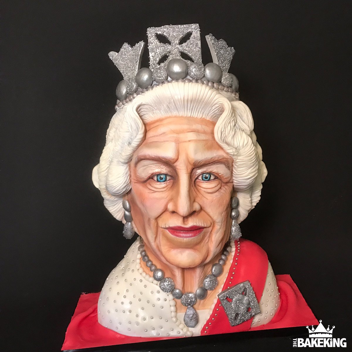 The_Bakeking's tweet photo. THE QUEEN... CAKE!
Watch the vid of me at Buckingham Palace on my FB page!!! ππ»
I WENT TO BE KNIGHED π±
#thebakeking #bakeking #extremecakemakers #queencake
Vanilla Cake with Chocolate Ganache https://t.co/DYZiSEVtzy