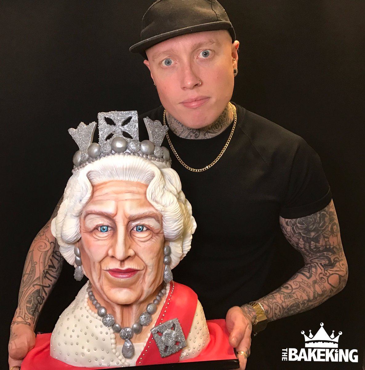 The_Bakeking's tweet photo. THE QUEEN... CAKE!
Watch the vid of me at Buckingham Palace on my FB page!!! ππ»
I WENT TO BE KNIGHED π±
#thebakeking #bakeking #extremecakemakers #queencake
Vanilla Cake with Chocolate Ganache https://t.co/DYZiSEVtzy