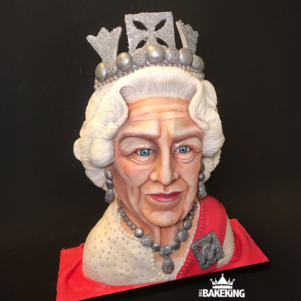 The_Bakeking's tweet photo. THE QUEEN... CAKE!
Watch the vid of me at Buckingham Palace on my FB page!!! ππ»
I WENT TO BE KNIGHED π±
#thebakeking #bakeking #extremecakemakers #queencake
Vanilla Cake with Chocolate Ganache https://t.co/DYZiSEVtzy