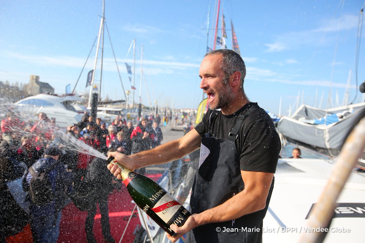 FabriceAmedeo's tweet photo. Il y a un an jour pour jour, Fabrice en terminait avec son premier Vendée Globe ! Une arrivée festive et inoubliable....
#VG2012 #VG2016 #IMOCA https://t.co/W2BVwNgmEp