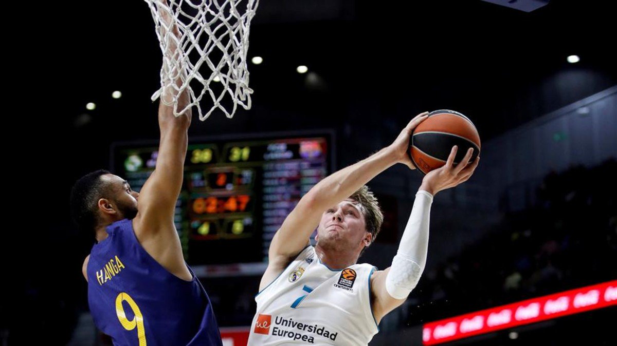 SPORTMasDeporte's tweet photo. #CopaACB | ¡Faltan 2'!
🏀 Real Madrid 78-85 Barça 
#EnDirecto▶️https://t.co/AeIdbqF6Fj https://t.co/0tGp4OwJdF