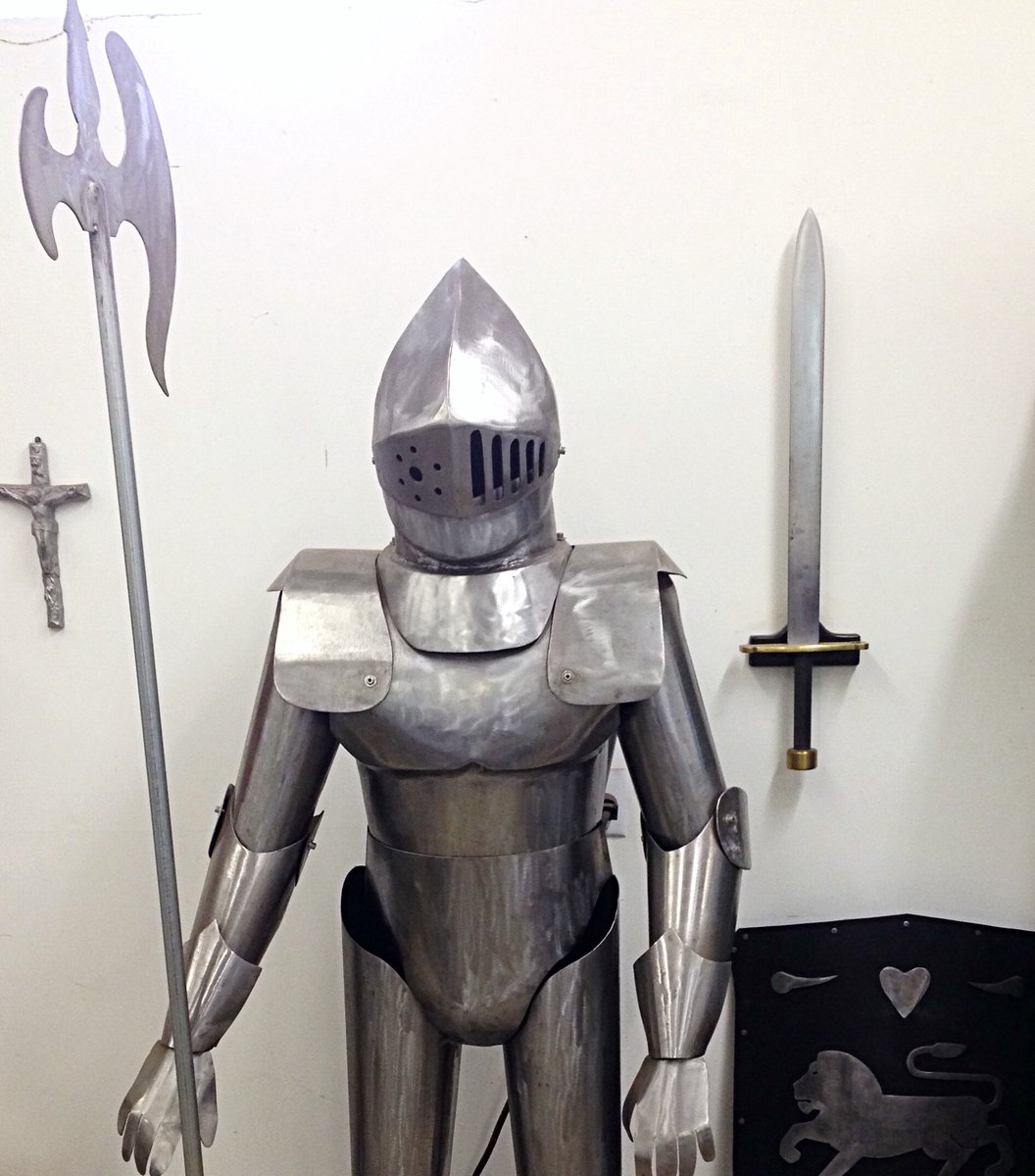 EdwardSEstrada1's tweet image. I built this!💪🏼 #metalprojects #swords #knights #armor #SuitofArmor #midevil #weapons