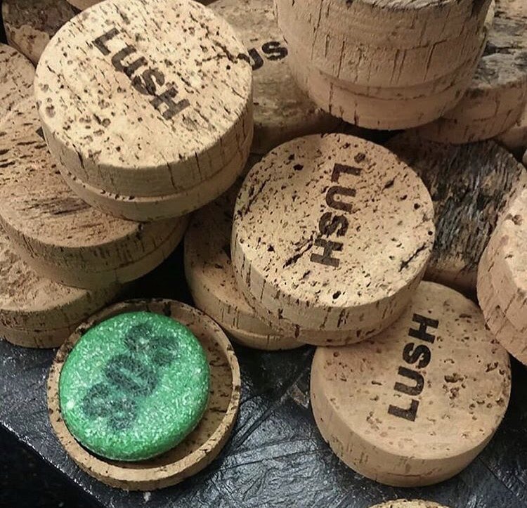 HannahDSazz's tweet photo. Ben ik nou de enige die hier een aanwijzing ziet?! Joker en vrijstelling IN ÉÉN!!! #widm #lush https://t.co/A52hjSLVtL