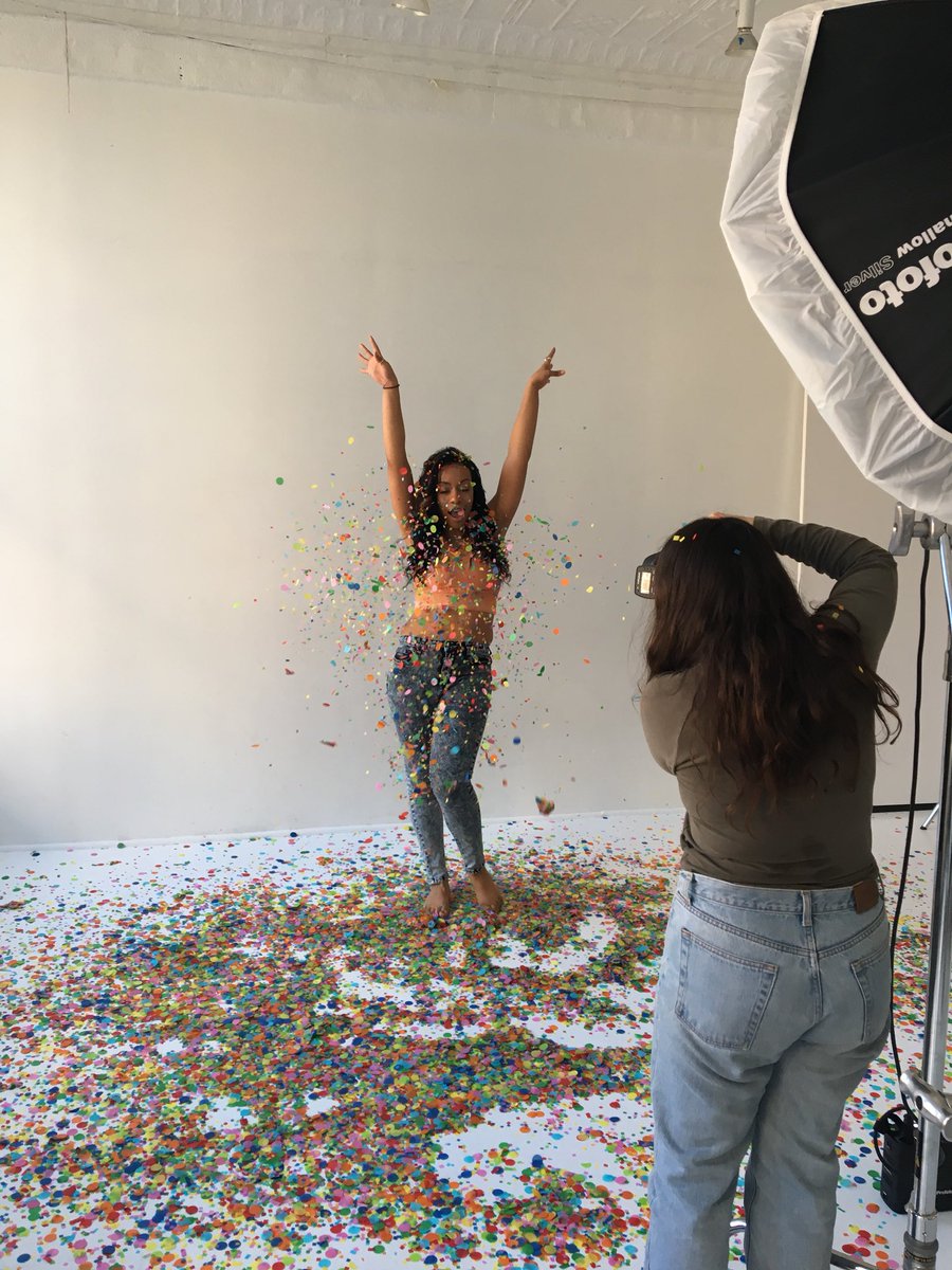 NYYogaLifeMag's tweet image. So much fun behind the scenes at our team shoot @thedianacosey looking sassy 💁‍♀️ #nyylm #photoshoots #magazinelife