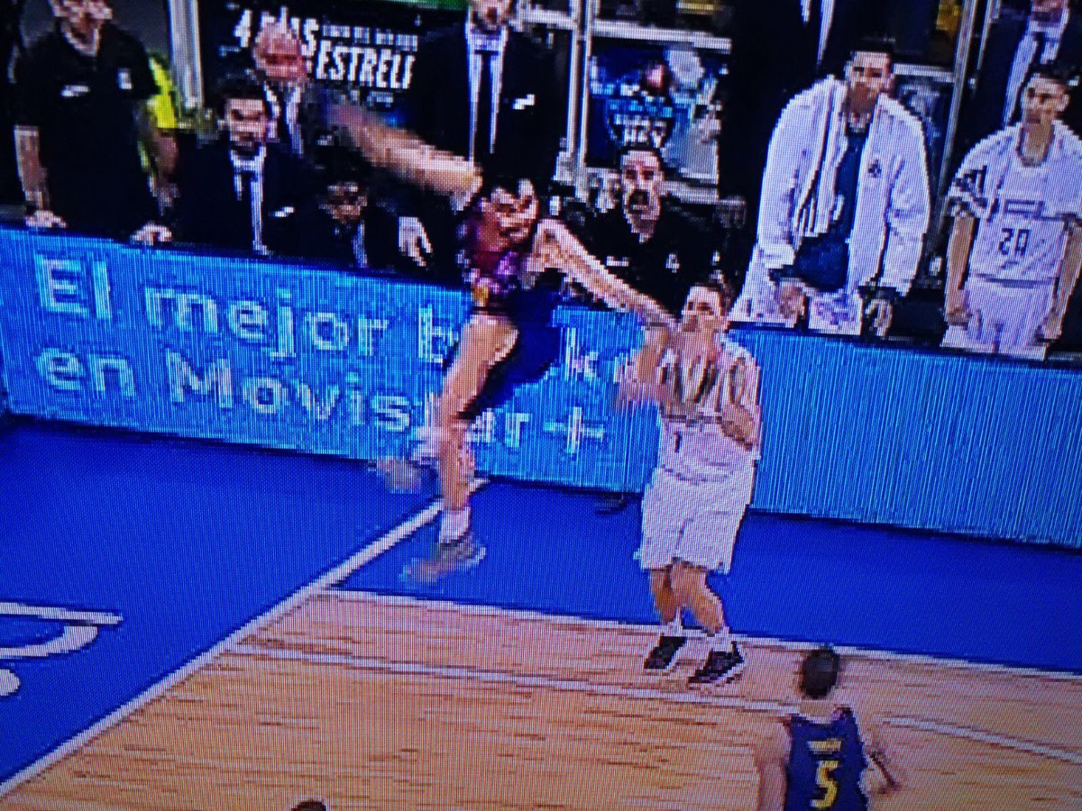 ojosdeltigre's tweet photo. No hemos jugado bien, no entraba nada, la derrota parecía que iba a ser escandalosa.  Aún así han tenido que recurrir a los árbitros para ganarnos. 
ORGULLOSOS DE NUESTROS JUGADORES.
#AhoramásquenuncaTeQuieroRealMadrid
(Imágenes de los últimos 3 segundos de partido) https://t.co/KdLioQSFv1