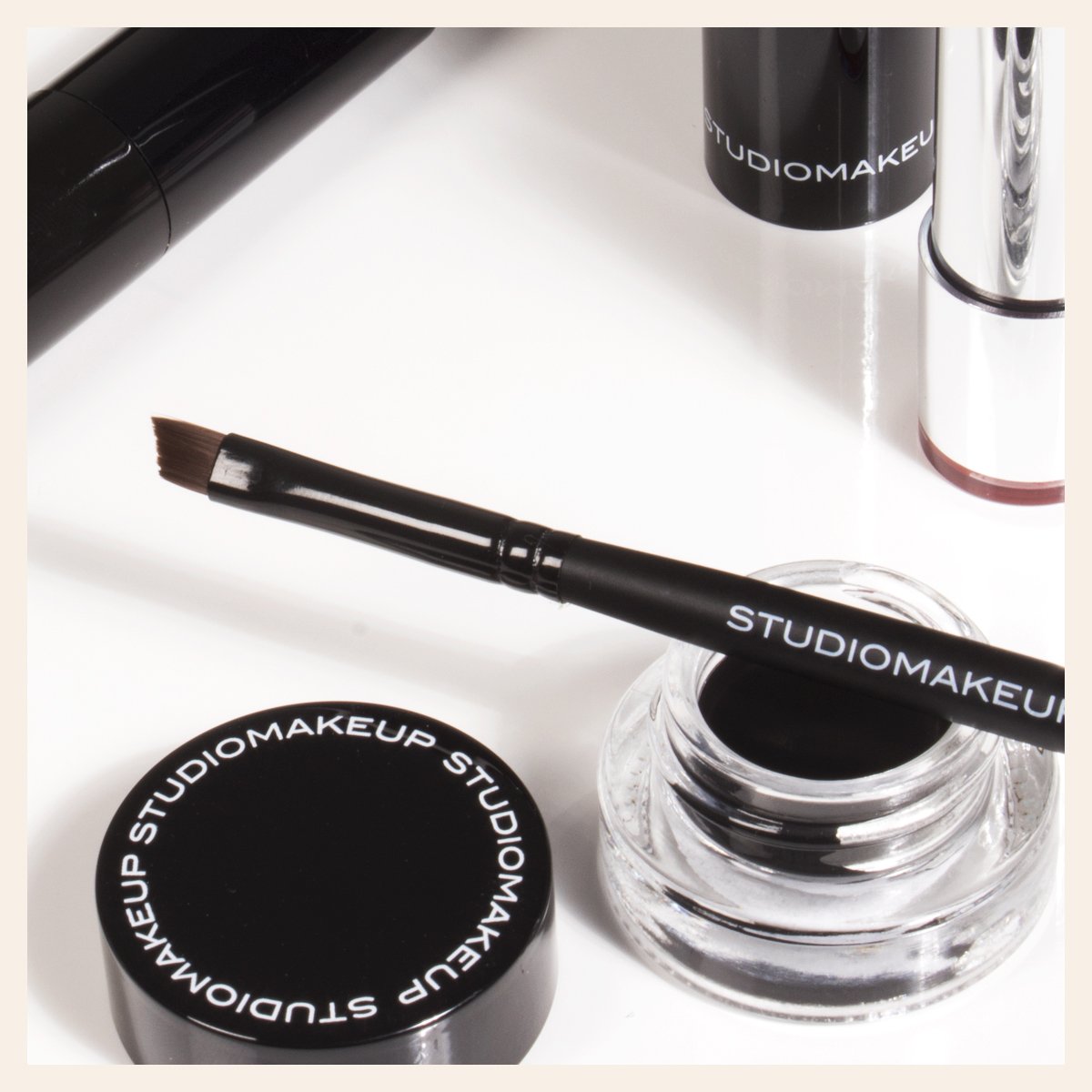 Notre traceur en gel pour les yeux sublime votre regard et tient en place jusqu'aux petites heures! 👌 #GOstudio