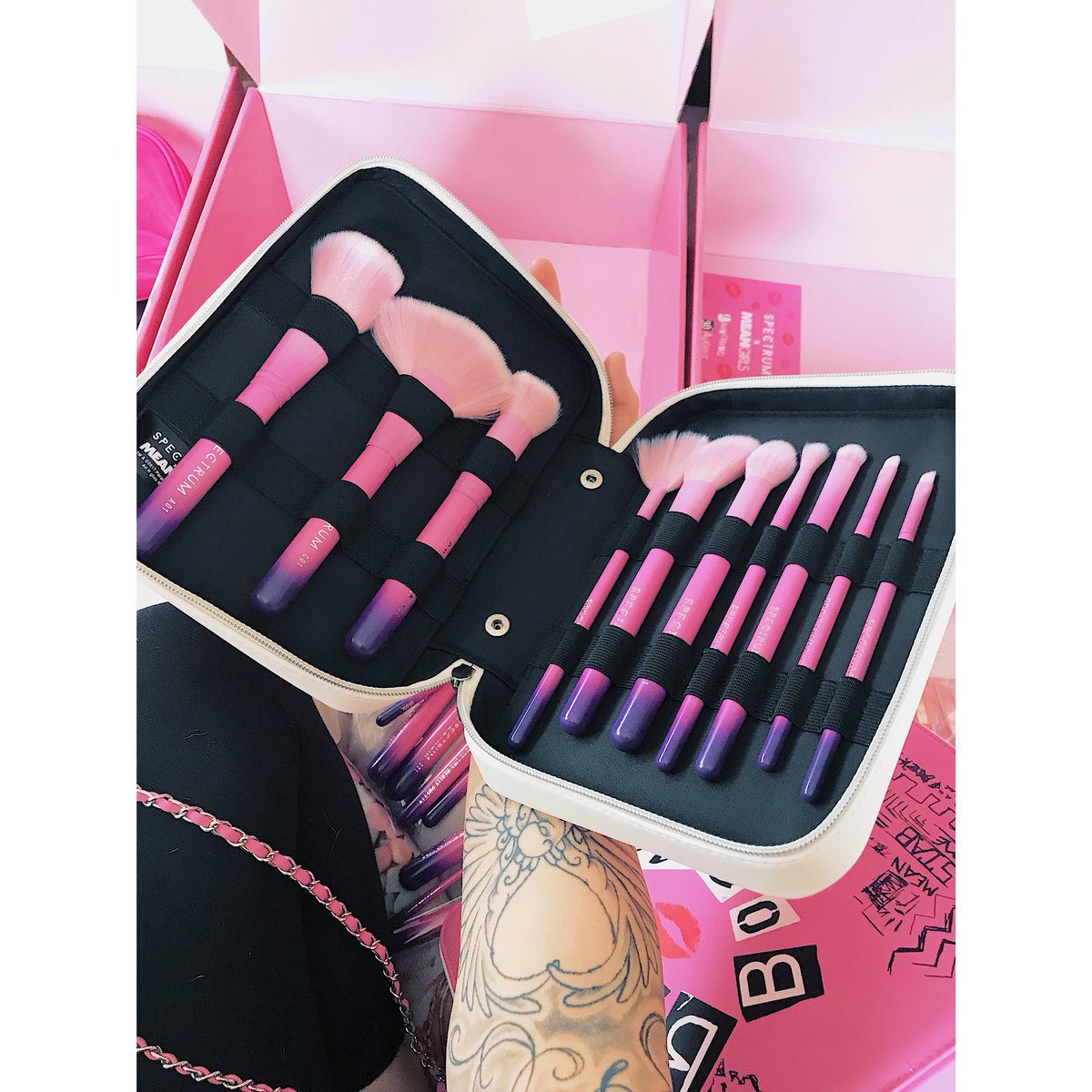 mrsorganised_'s tweet photo. πΈβ¨π π
πΎππ πππππΉ πβ¨πΈ
Always checking up on these..
The creation of something so perfect.
Vegan brushes
#veganlove #vegan #brushgame #brushlove @spectrumcollections @spectrumsophie https://t.co/9Nmekq4Aro