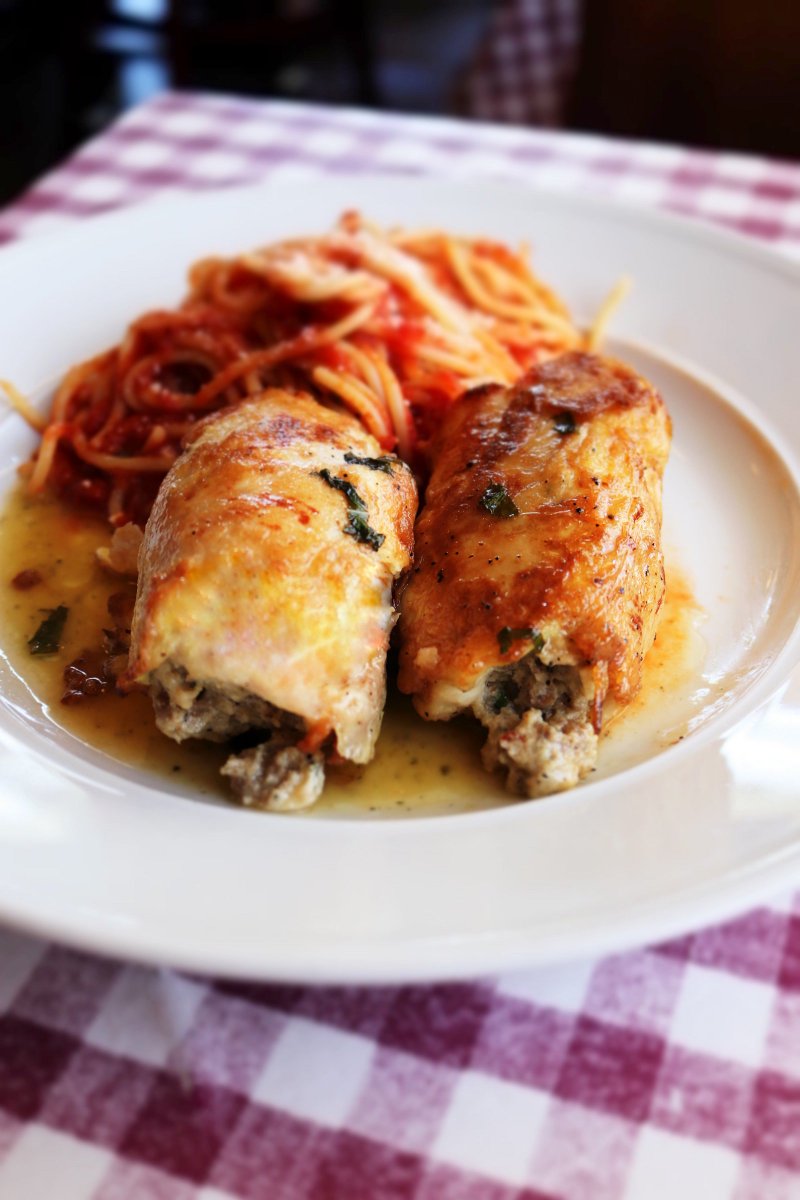 DAmico_cafe's tweet photo. Come have a D'Amico's house favorite today:  Chicken Braciolentini ~ chicken breast stuffed w/Italian sausage, cheese &amp; spinach w/fresh basil in a brown lemon butter sauce, served with linguini marinara. 
#houston #italian #damicoshouston #ricevillage #houstoneats #HTX #HTXfood https://t.co/s6y8vvzA35
